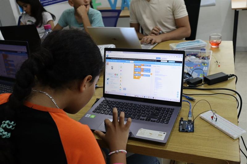 مشاركة تبرمج لوحة أردوينو خلال ورشة البرمجة